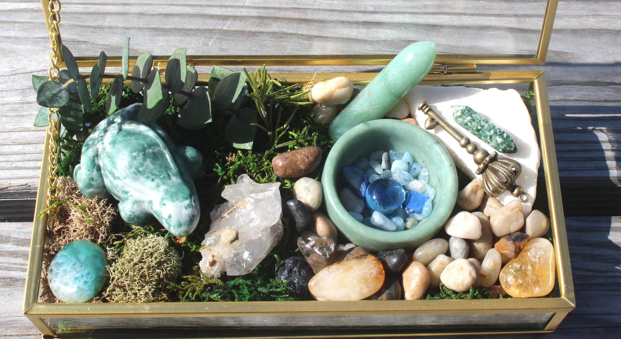 Crystal Forrest Garden Terrarium Treasure Box, Nature Relaxation Gift, Moss Agate Frog, Quartz Crystal-Jade Water Bowl-Moss, Aventurine!