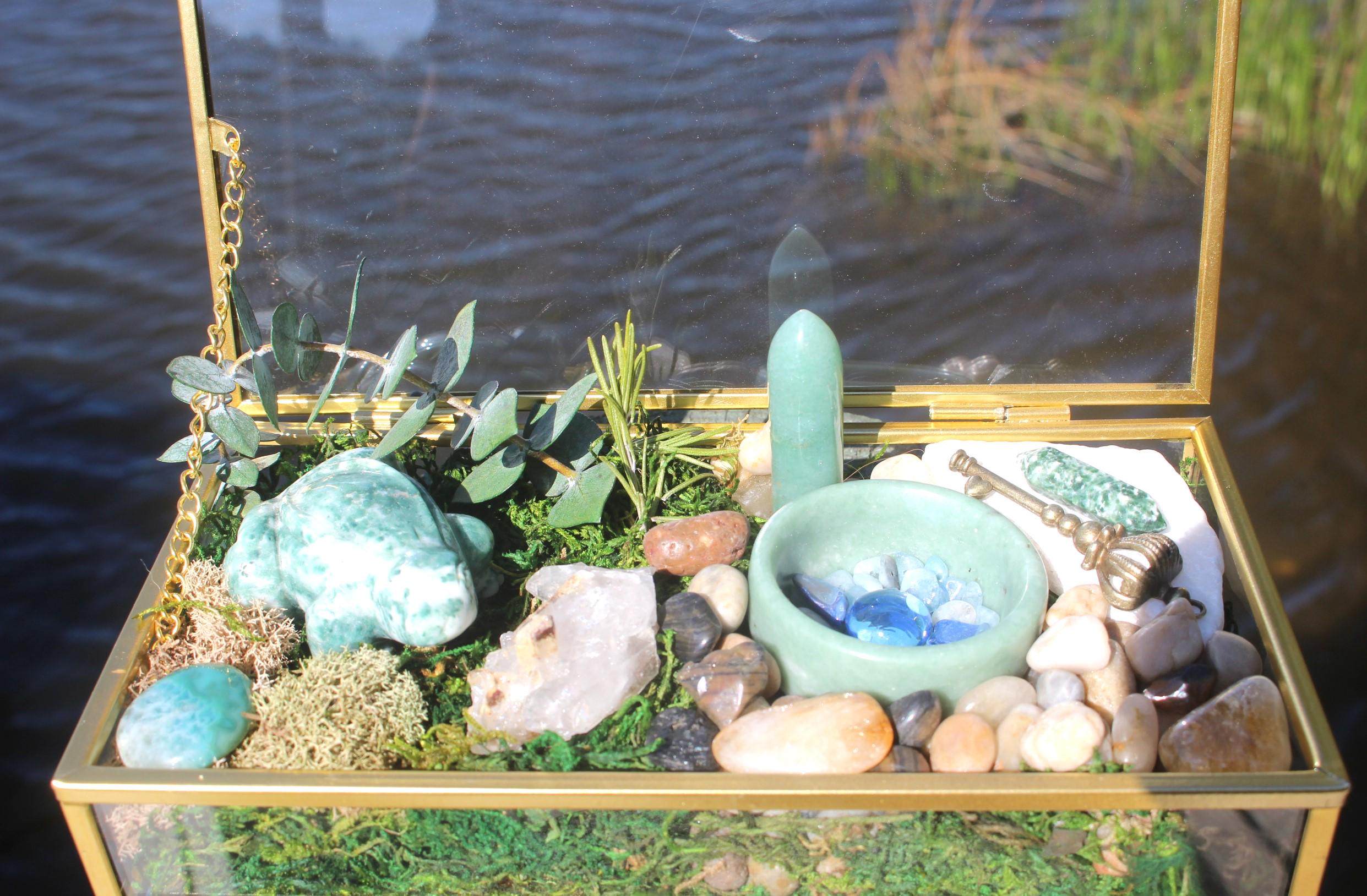 Crystal Forrest Garden Terrarium Treasure Box, Nature Relaxation Gift, Moss Agate Frog, Quartz Crystal-Jade Water Bowl-Moss, Aventurine!