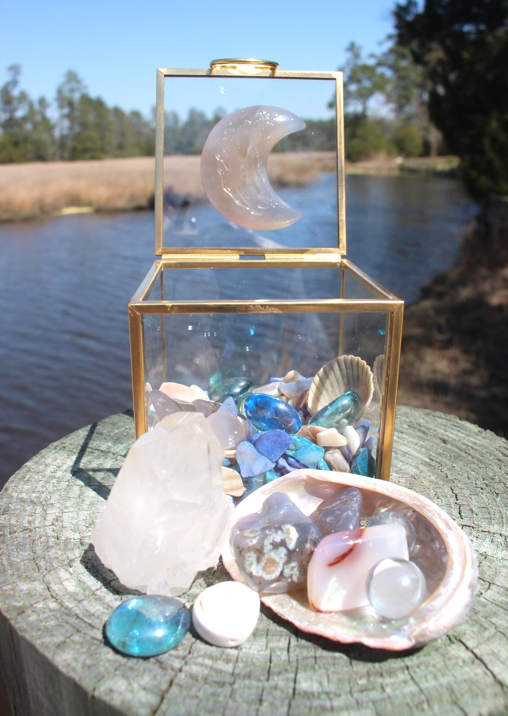 Quartz & Shells Crystal Terrarium Box, Agate Carved Moon, Handmade, Double Term Crystal, Abalone Shells, Glass Trinkets, Magical Beachy Nature Gift.