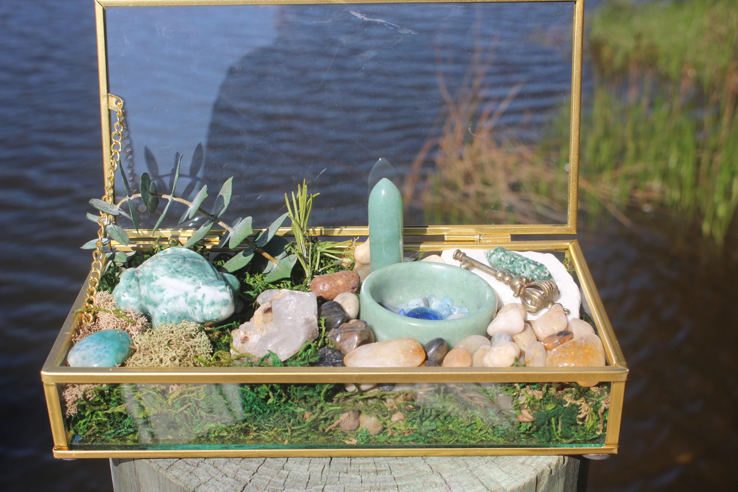 Crystal Forrest Garden Terrarium Treasure Box, Nature Relaxation Gift, Moss Agate Frog, Quartz Crystal-Jade Water Bowl-Moss, Aventurine!